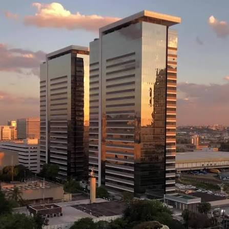 Edifício comercial envidraçado fotografado ao entardecer